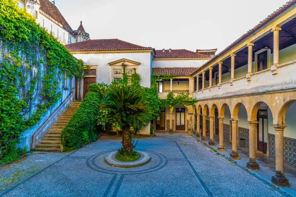 Vista de la Facultad de Derecho de la Universidad de Coimbra, Portugal — Foto de Stock