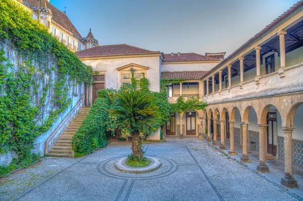 Взгляд на юридический факультет Университета Коимбры, Португалия — стоковое фото