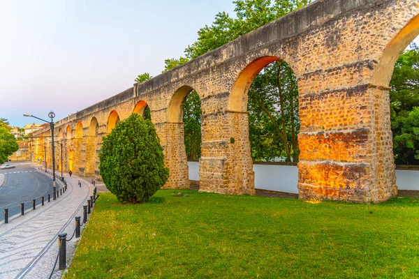 Vista al atardecer del acueducto que pasa junto al jardín botánico — Foto de Stock