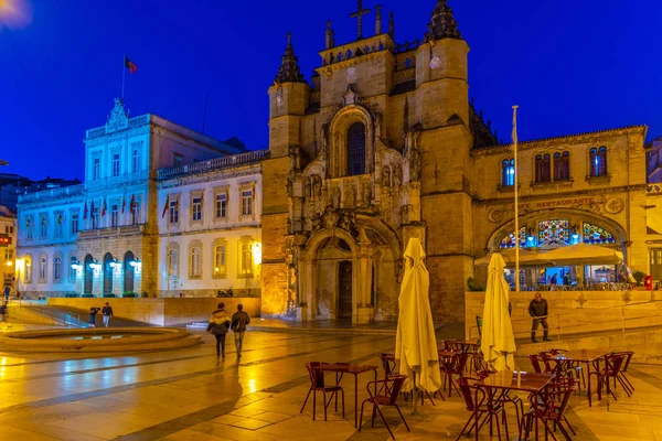 Vista noturna da igreja da santa cruz em Coimbra, Portugal — Fotografia de Stock