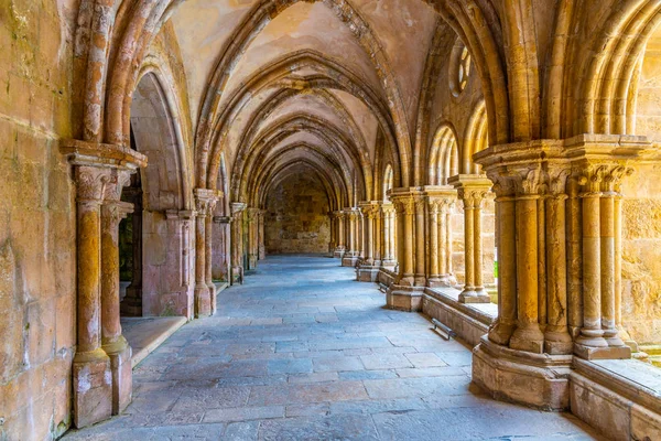 Claustro da catedral de Se Velha em Coimbra, Portugal — Fotografia de Stock
