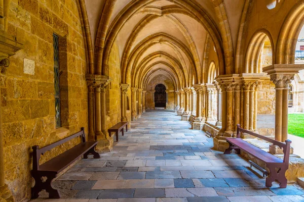 Klooster van Se Velha kathedraal in Coimbra, Portugal — Stockfoto