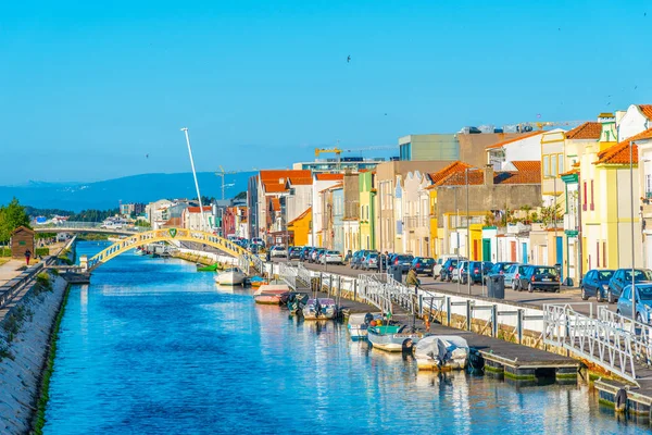 Vista de un canal colorido en Aveiro, Portugal — Foto de Stock