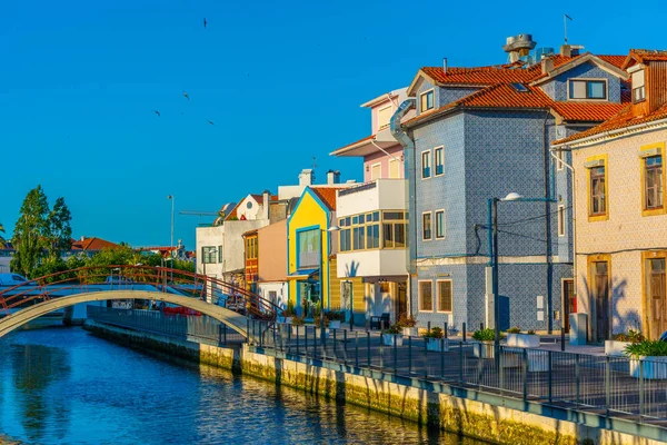 Vista de um canal colorido em Aveiro, Portugal — Fotografia de Stock