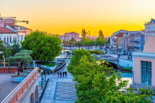 Moliceiro lodě kotvící u centrálního kanálu v Aveiro, — Stock fotografie