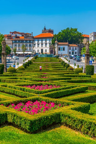 Vista de personas pasando por jardim do largo da República do Bras — Foto de Stock