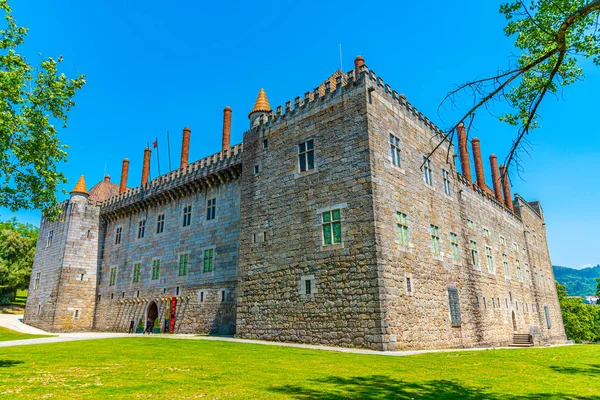 Braganca hercegségeinek palotája Guimaraesben, Portugáliában — Stock Fotó