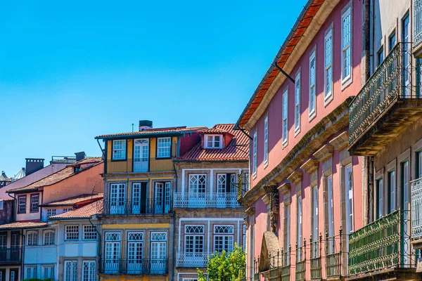 Gevels van huizen in Praca de Sao Tiago in het oude centrum van Guima — Stockfoto