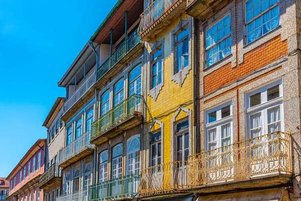 Gevels van huizen in Praca de Sao Tiago in het oude centrum van Guima — Stockfoto