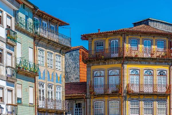 Kleurrijke gevels van huizen in Guimaraes, Portugal — Stockfoto