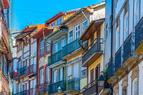 Kleurrijke gevels van huizen in Guimaraes, Portugal — Stockfoto
