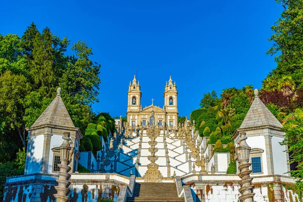 Uitzicht op de kerk van Bom Jesus do Monte in Braga beroemd om zijn scu — Stockfoto