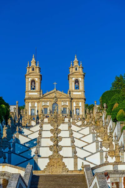 Uitzicht op de kerk van Bom Jesus do Monte in Braga beroemd om zijn scu — Stockfoto