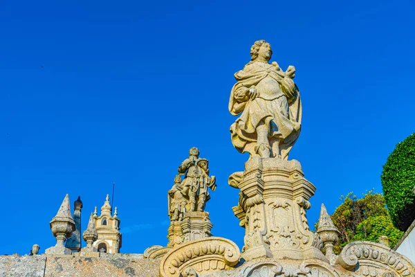 Standbeelden op trap naar de Bom Jesus do Monte kerk in — Stockfoto