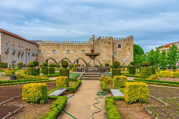 Palacio arzobispo visto a través de jardines de Santa Bárbara en Bra — Foto de Stock