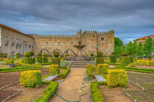 Palacio arzobispo visto a través de jardines de Santa Bárbara en Bra — Foto de Stock