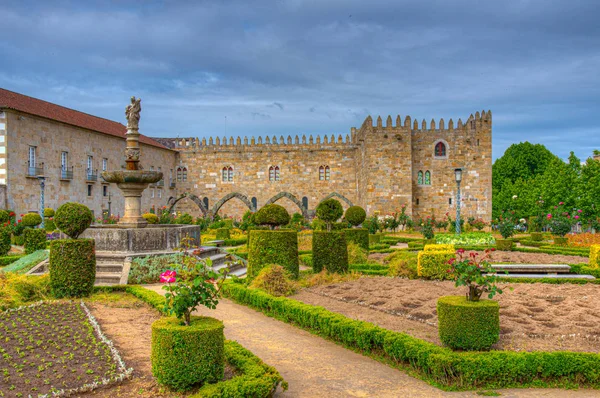 Pałac Arcybiskupa oglądany przez ogrody Santa Barbara w Biustonoszu — Zdjęcie stockowe