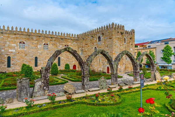 Archbishop palace viewed through gardens of Santa Barbara in Bra — Stock Photo, Image