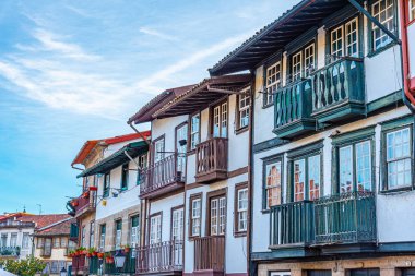 Guima 'daki Praca de Sao Tiago' daki evlerin cepheleri.
