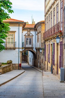Portekiz 'in eski Guimaraes kasabasında dar bir sokak manzarası