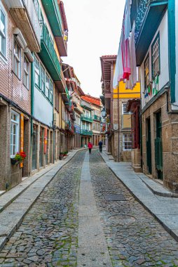 Portekiz 'in eski Guimaraes kasabasında dar bir sokak manzarası