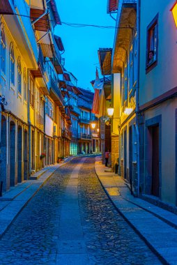 Eski Guimaraes kasabasındaki dar bir caddenin gün batımı manzarası, Por