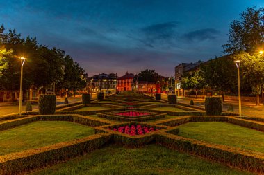 Jardim do largo da Republica do Brasil Meydanı 'ndan geçenler