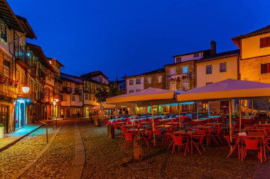 Guimaraes 'deki Praca de Sao Tiago' nun günbatımı manzarası, 