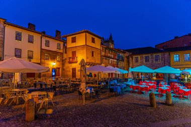 Guimaraes 'deki Praca de Sao Tiago' nun günbatımı manzarası, 