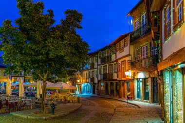 Guimaraes 'deki Praca de Sao Tiago' nun günbatımı manzarası, 