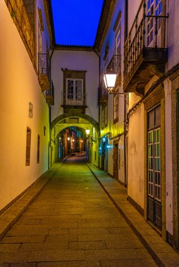 Eski Guimaraes kasabasındaki dar bir caddenin gün batımı manzarası, Por