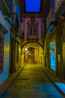 Eski Guimaraes kasabasındaki dar bir caddenin gün batımı manzarası, Por