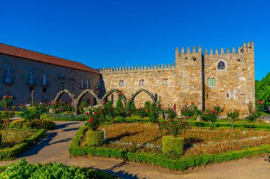 Başpiskopos sarayı Santa Barbara 'nın bahçelerine baktı.