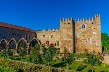 Başpiskopos sarayı Santa Barbara 'nın bahçelerine baktı.
