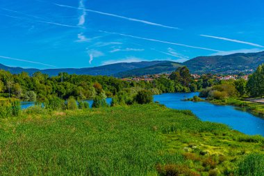 Lima nehri Portekiz 'deki Ponte de Lima köyünü geçiyor.