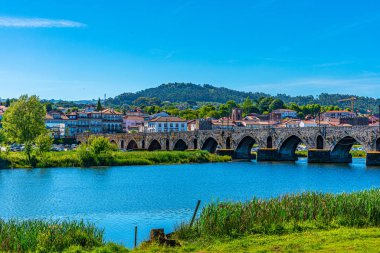 Portekiz 'in Ponte de Lima köyünün Riverside' ı.