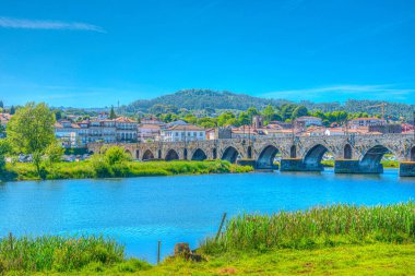 Portekiz 'in Ponte de Lima köyünün Riverside' ı.