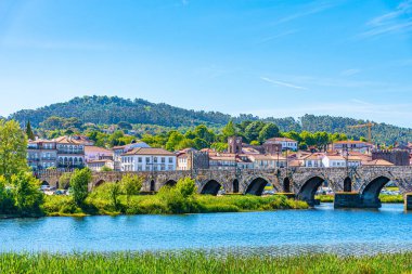 Portekiz 'in Ponte de Lima köyünün Riverside' ı.