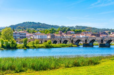 Portekiz 'in Ponte de Lima köyünün Riverside' ı.