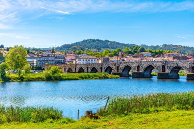 Portekiz 'in Ponte de Lima köyünün Riverside' ı.