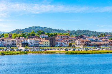 Portekiz 'in Ponte de Lima köyünün Riverside' ı.