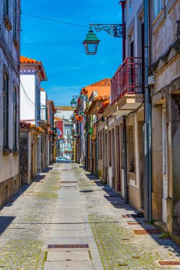 Viana do Castelo 'nun tarihi merkezinde dar bir sokak.