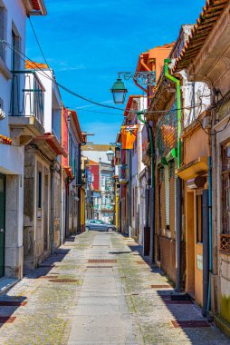 Viana do Castelo 'nun tarihi merkezinde dar bir sokak.