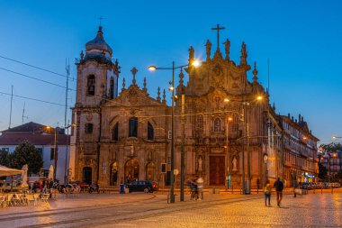 Porto, Portekiz 'deki igreja do Carmo Kilisesi' nin gün batımı manzarası
