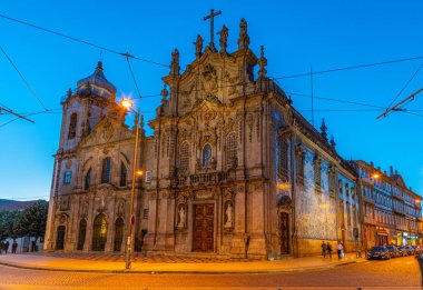 Porto, Portekiz 'deki igreja do Carmo Kilisesi' nin gün batımı manzarası