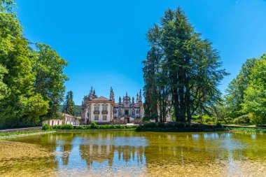 Mateus sarayı Portekiz 'deki yapay bir gölete yansıyor.