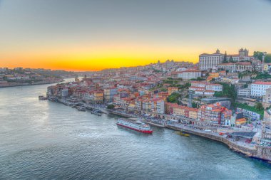 Douro nehri ve Porto 'daki piskoposluk sarayının günbatımı manzarası,