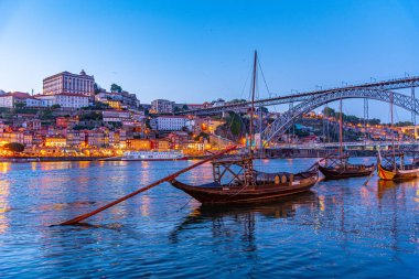 Portekiz, Porto 'ya demirleyen Rabelo teknelerinin günbatımı manzarası