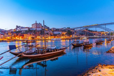 Portekiz, Porto 'ya demirleyen Rabelo teknelerinin günbatımı manzarası