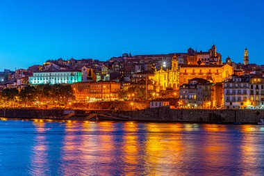 Torre dos Clerigos Porto, Port 'ta Douro' nun nehir kıyısına bakıyor.